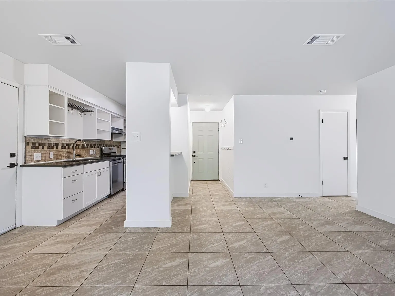 3 bed, 2.0 bath, 1516 sqft, $2,795 — Photo 4