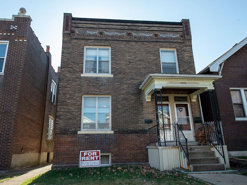 2nd floor apartment. 1100 sq ft. 2 bed 1 bath, with bonus room in front and basement/backyard access via breezeway in back.