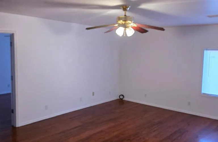 512 N Apache Ave — Photo 8