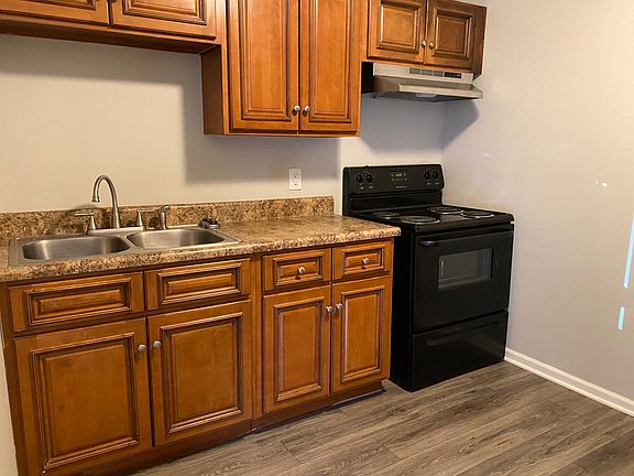 2nd image of 33 Gillman Ln #4