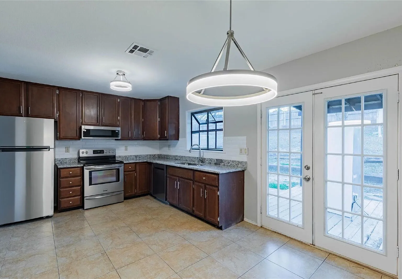 3 bed, 2.0 bath, 1330 sqft, $1,750 — Photo 4