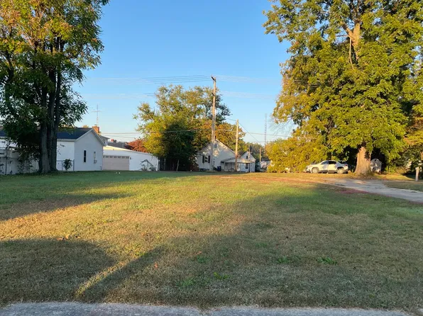 205 5th St, Carmi, IL 62821