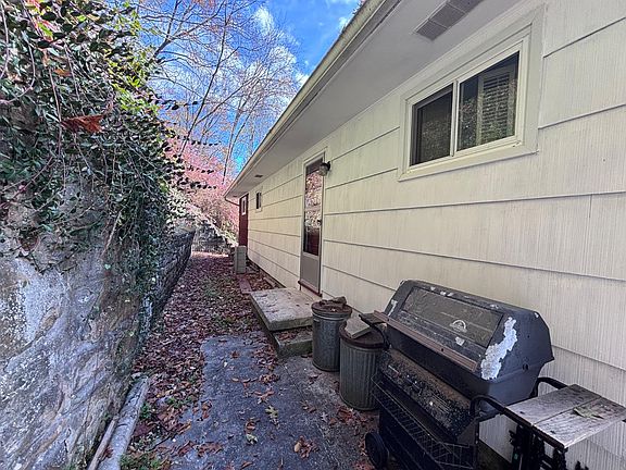 4th image of 404 Fairview St