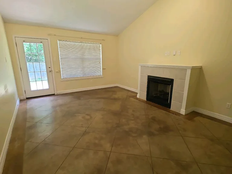2500 Creekwood Dr — Photo 2