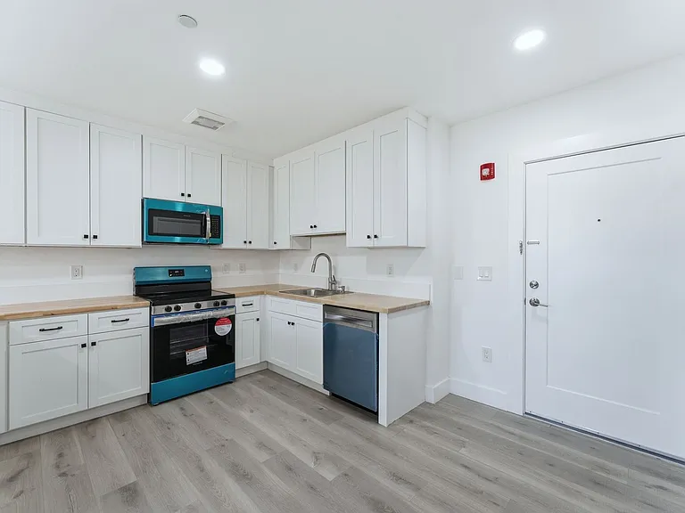 Shepherds Lane Commons — Photo 10