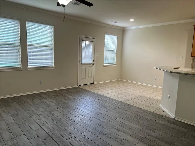 6475 Calgary Woods Ln — Photo 6