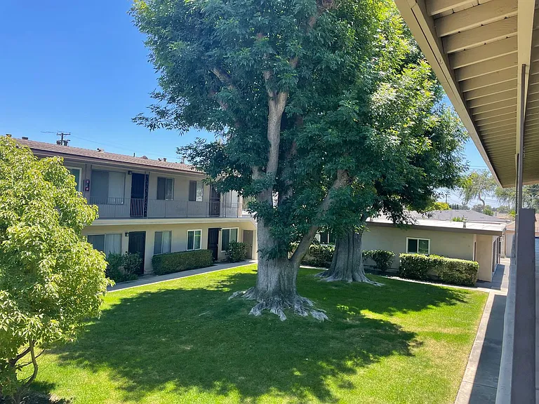 1842-1848 W Valencia Dr — Photo 20