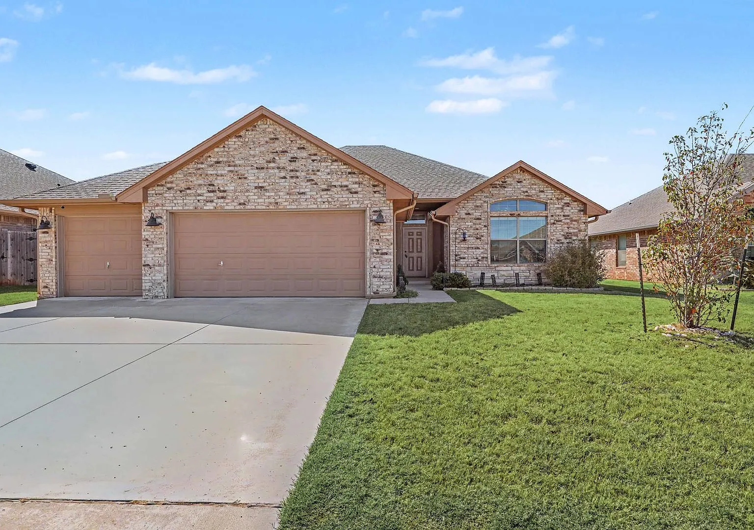 Great 4 Bed in Yukon with 3 Car Garage — Photo 1