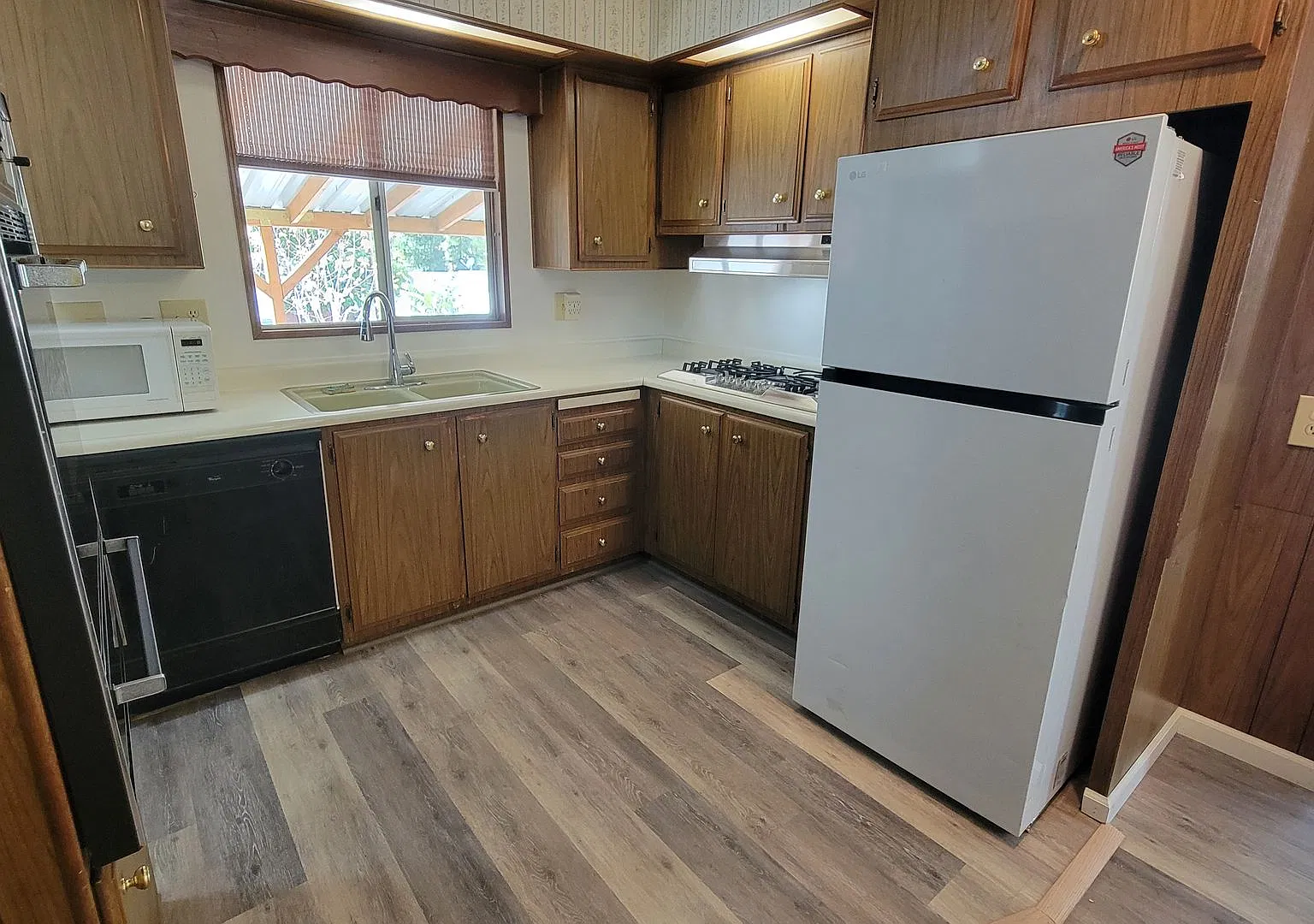 2 Bedroom Home with 2 Bonus Rooms, Fully Fenced, Covered Patio & Washer/Dryer, Near Amentities — Photo 2