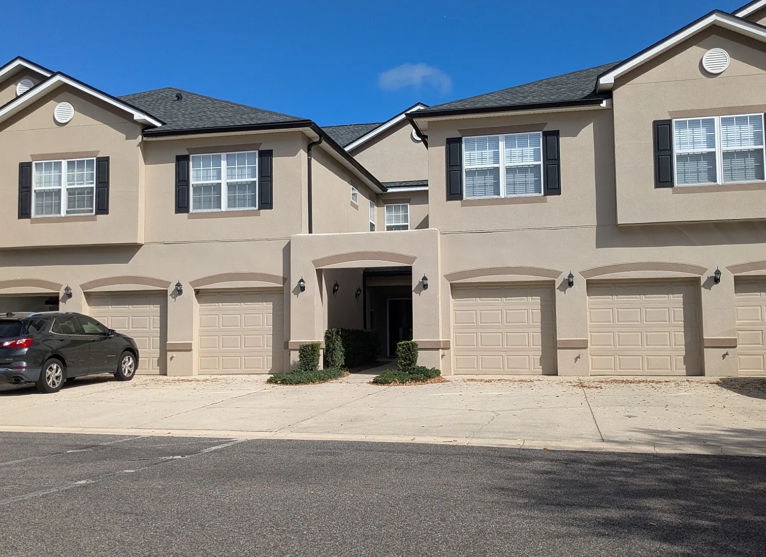 3 bed, 2.5 bath, $750 — Photo 1