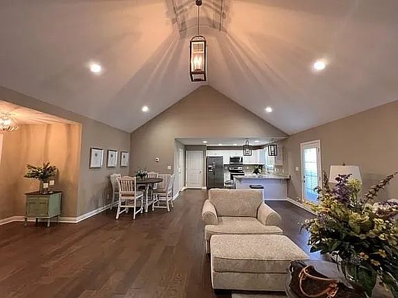4th image of 310 Essex Ln