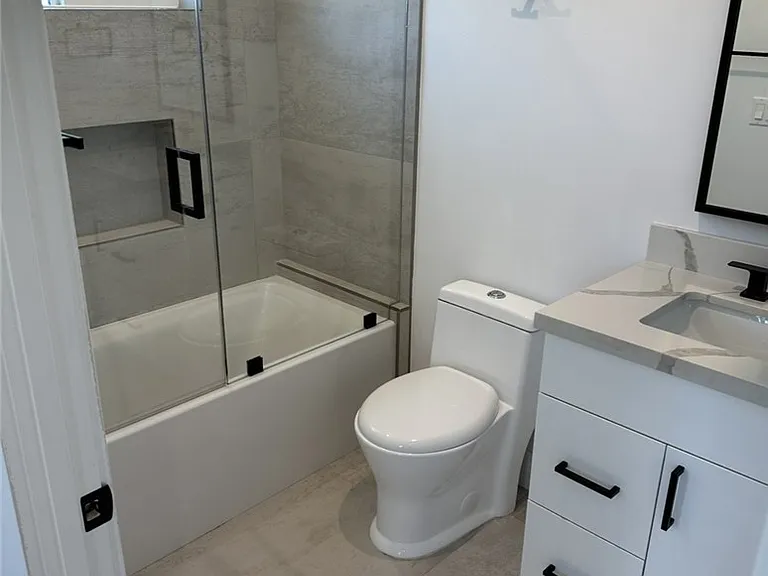 14247 Sylvan St #C — Photo 11