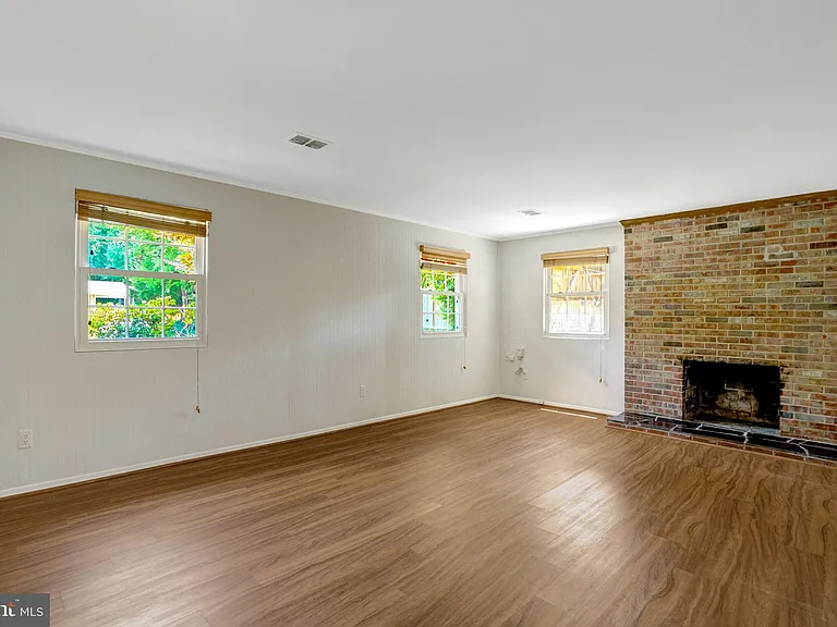 8236 Governors Ct — Photo 31