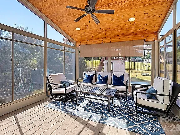 5 bed, 3281 sqft, $2,800 — Photo 2