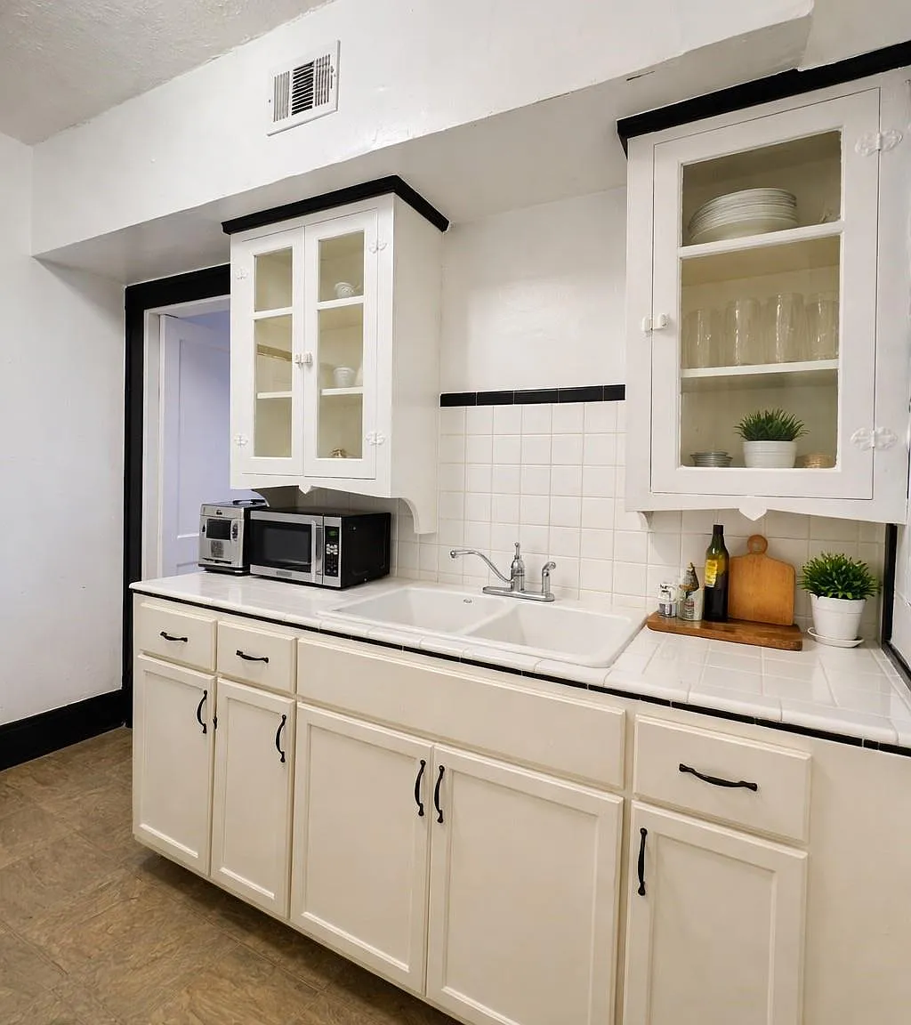 1 bed, 1.0 bath, 4226 sqft, $1,700 — Photo 4