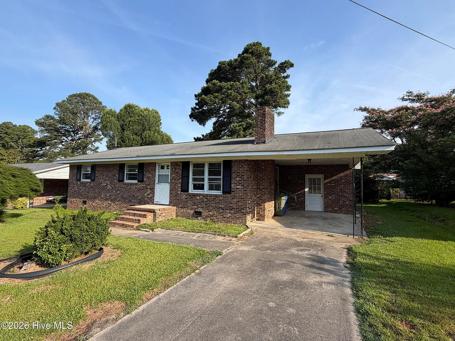 3 bed, 1.0 bath, 1100 sqft, $1,400 — Photo 2