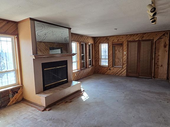 4th image of 8110 Robin Ave NE