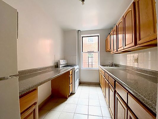 5th image of 585 Isham St Floor 4