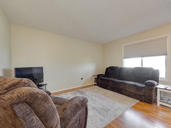 4th image of 115 Chestermere Dr #11