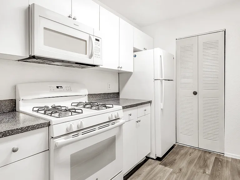 Willow Lake Apartments — Photo 8