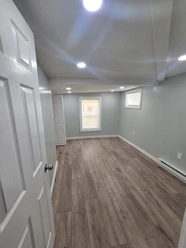 3 bed, 1.0 bath, 704 sqft, $1,900 — Photo 3