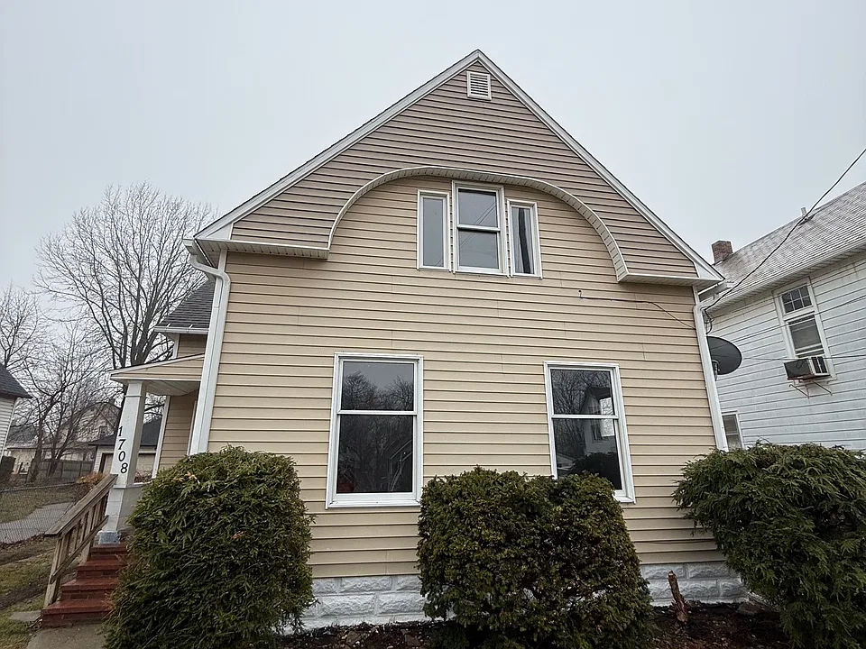 1708 W 7th St