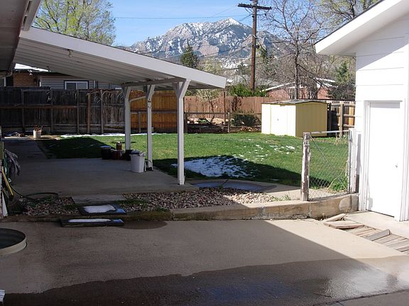 Covered patio in back