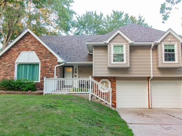 1139 NE Clubhouse Ct, Lees Summit, MO 64086