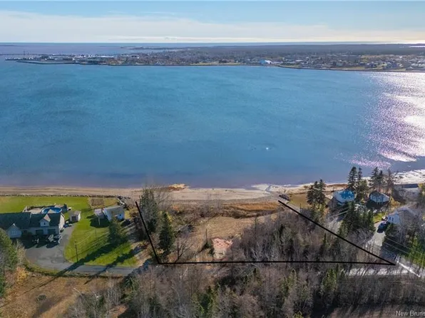 22 De La Pointe Ln, Shippagan, NB E8S 2T6