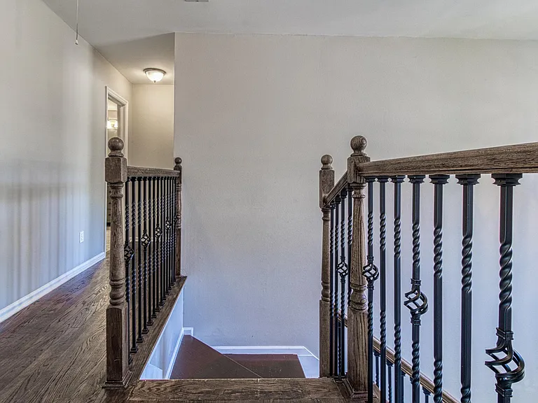 310 W Taylors Xing — Photo 31