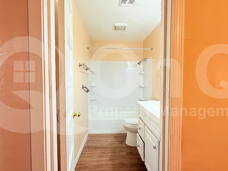 300 W 9th St — Photo 8