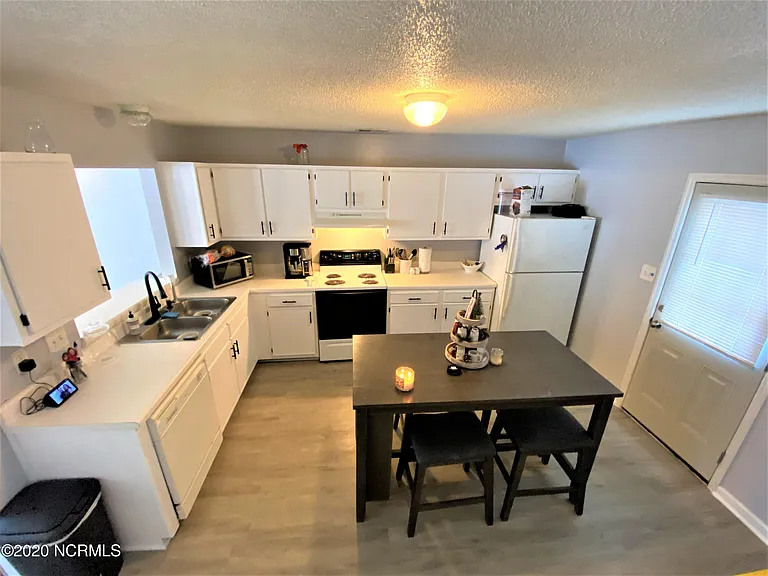 303 Meadowbrook Ln — Photo 4
