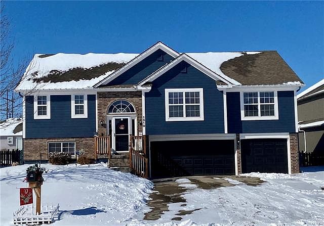 1st image of 1010 NW Hickory Ct