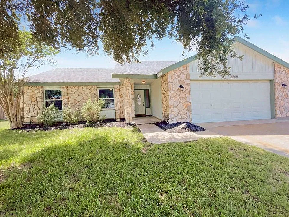 3 bed, 2.0 bath, 1645 sqft, $2,175 — Photo 1