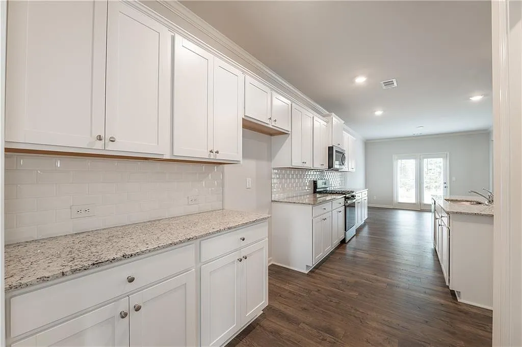 5 bed, 3.0 bath, 3209 sqft, $3,300 — Photo 2