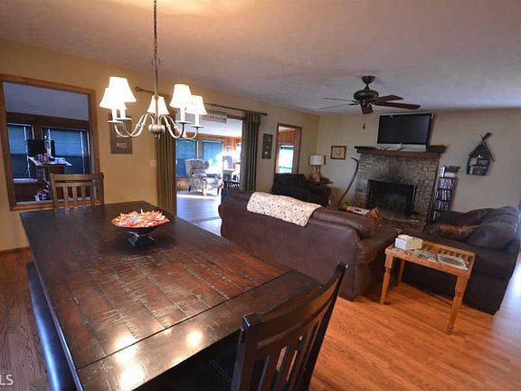 3rd image of 550 Arrowhead Dr