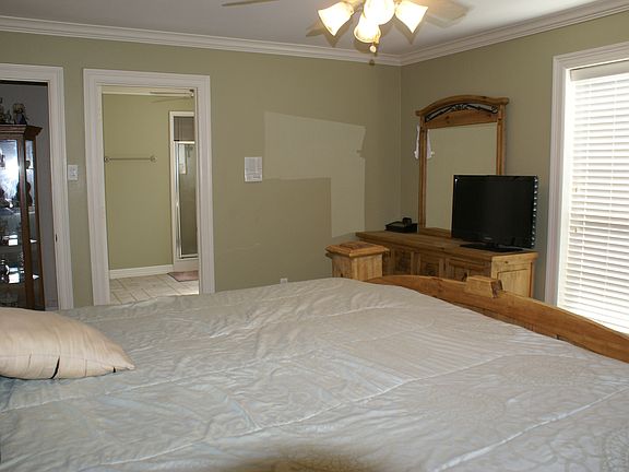 2nd image of 110 Woodbine Pl