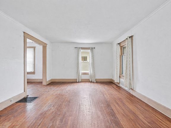4th image of 446 Grand Ave