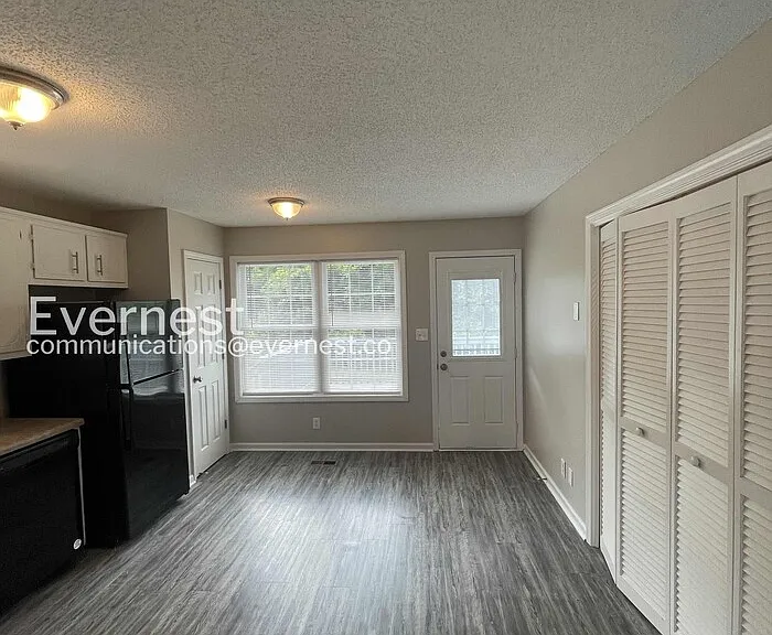 320 Donna Dr — Photo 6