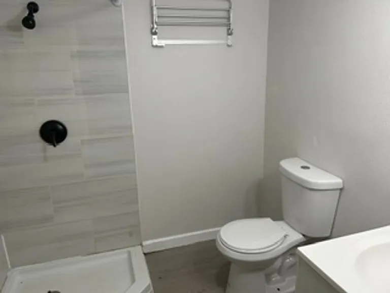2523 S Vernon Ave — Photo 5