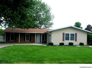 14 Timbercrest Dr, Sherman, IL 62684