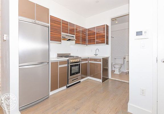 2nd image of 1072 Bergen St #T4