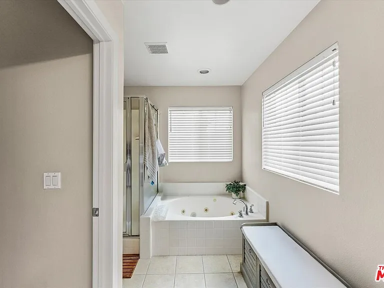 3653 W Medici Ln — Photo 33
