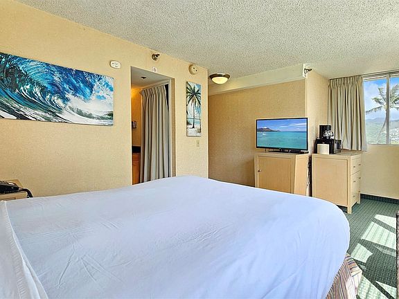 5th image of 444 Kanekapolei St #610