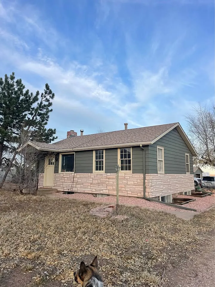 5 bed, 2576 sqft, $860 — Photo 1