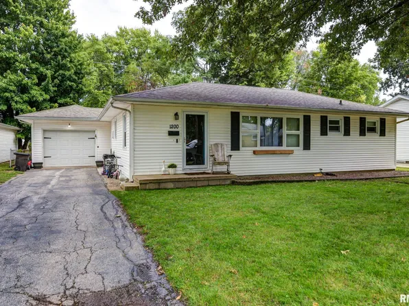 1200 Brown Ct, Taylorville, IL 62568
