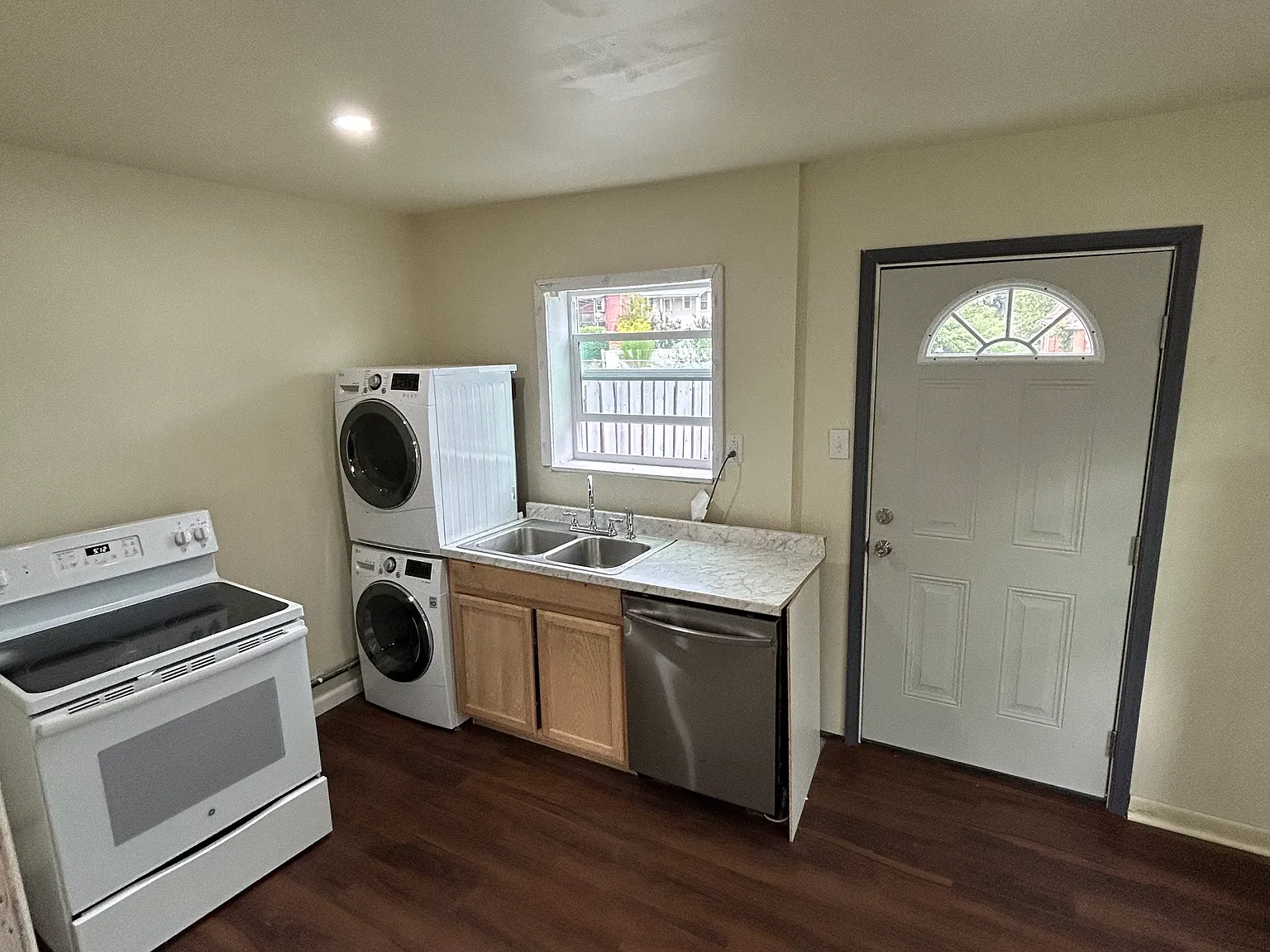 2 bed, 750 sqft, $1,600 — Photo 2