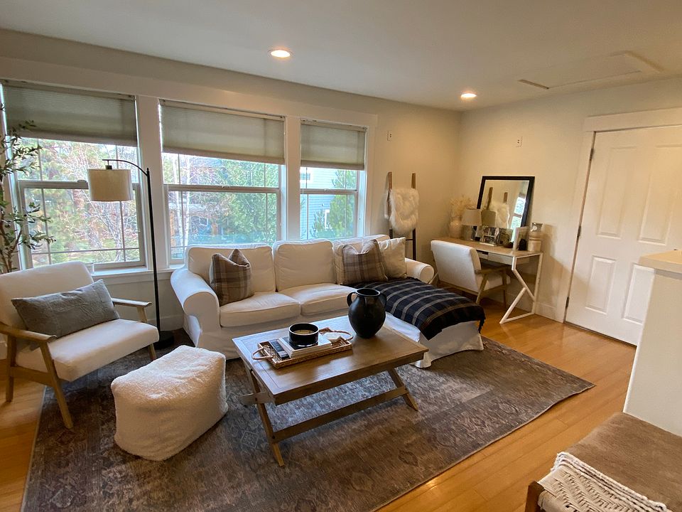 Living room and entrance.