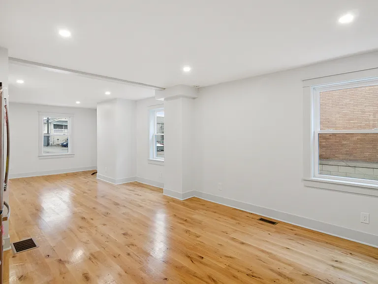 317 James St — Photo 9