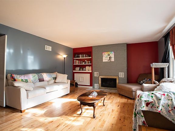 2nd image of 4014 N Hollyridge Cir